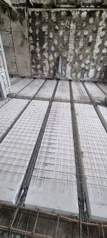 Инженерная подготовка пола: система сборно-монолитных перекрытий с видимыми балками и пустотными блоками перед заливкой бетонного слоя.