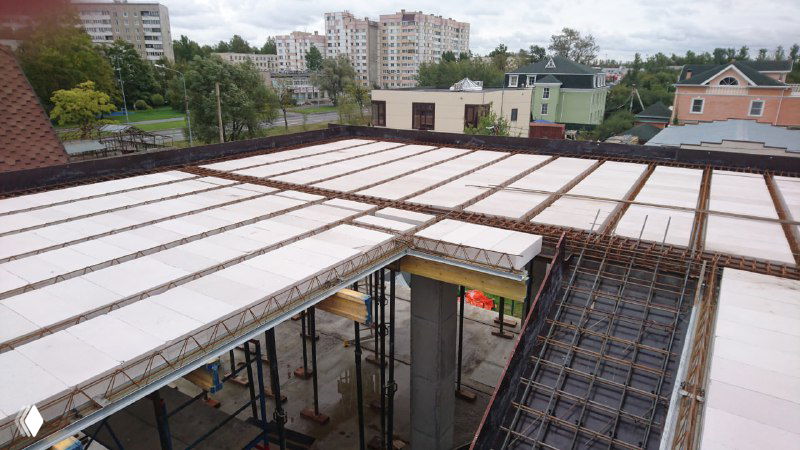 Панорамный вид перекрытия с уложенными легкими блоками и опалубкой, демонстрирующий применение облегчённых блоков МАРКО в конструкции.