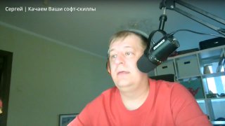 Ведущий в домашней студии говорит в микрофон во время записи эфира о софт‑скиллах, виден крупный план лица и микрофона в комнате.