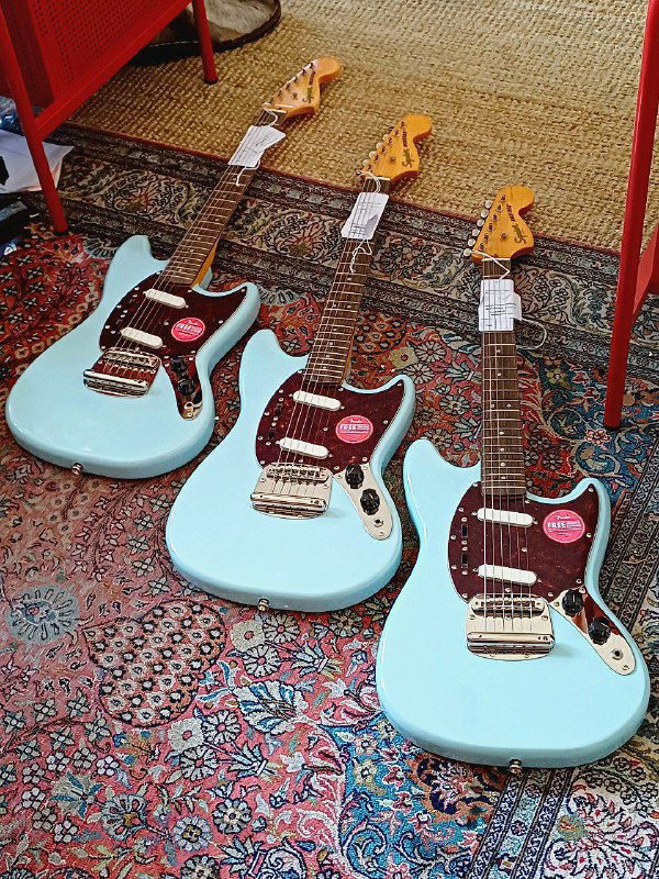 Три новенькие Squier Mustang — почти как у Кобейна