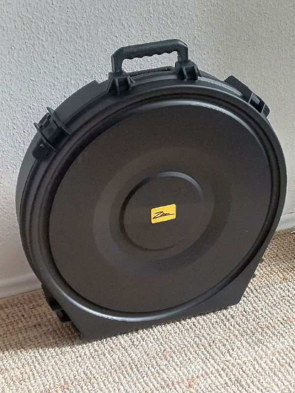 Чёрный жёсткий кейс-укладка для барабанных тарелок, вид на закрытый кейс с ручкой — используемый для безопасной доставки музыкального оборудования