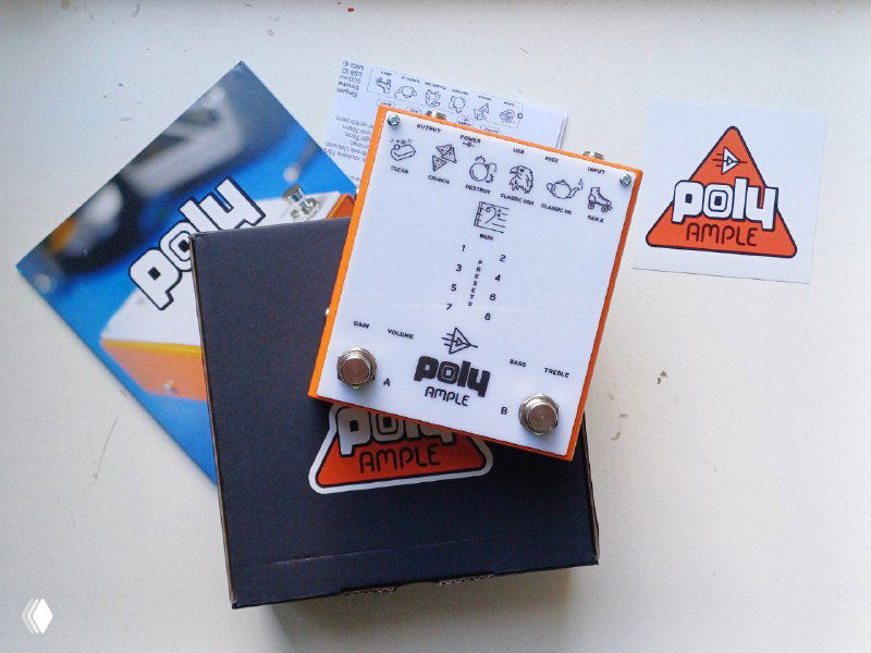 Педаль-ревербератор и упаковка: белая педаль с документацией и коробкой, изображение демонстрирует товар перед ремонтом и пересылкой