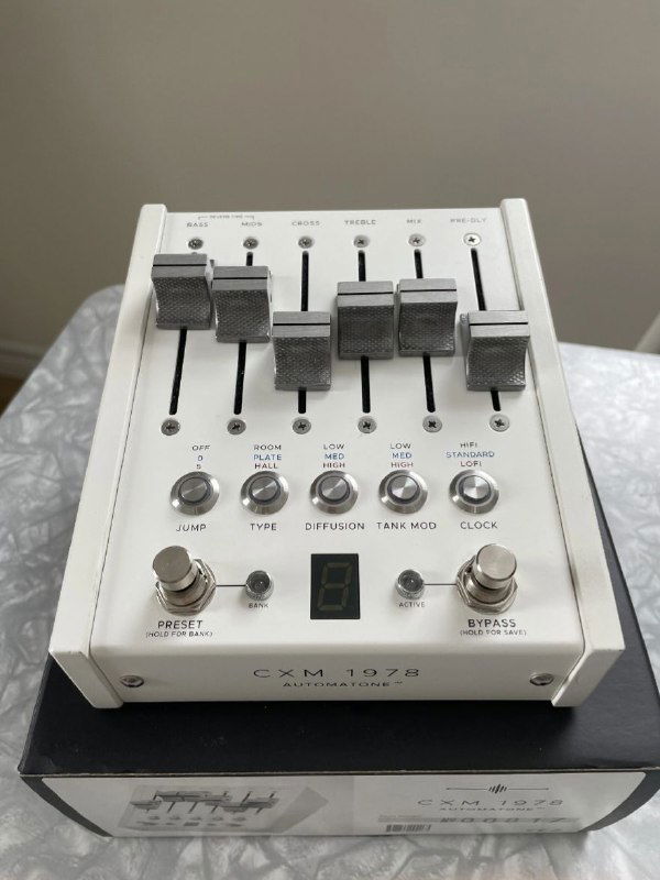 Белая звуковая педаль с ползунками и несколькими элементами управления, снятая крупным планом как пример восстановленного оборудования