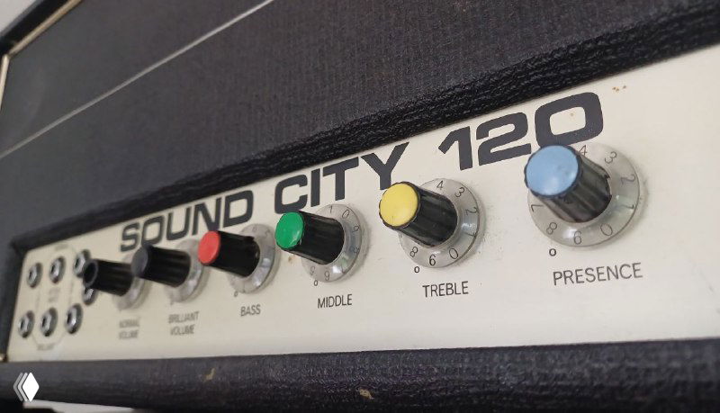 Лицевая панель Sound City 120 крупным планом: подписи регуляторов, ручки bass/middle/treble и маркировка модели на поношенном винтажном корпусе усилителя.