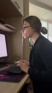 Женщина за столом перед монитором в домашнем кабинете, сидит за компьютером — иллюстрация короткой паузы и растяжки после работы