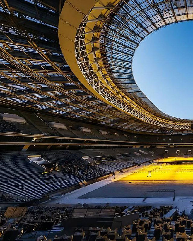 Деталь шаблона — интерьер или арена с архитектурными формами, показанная крупным планом для создания глянцевой эстетики в публикации.