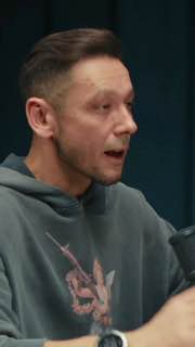 Крупный план мужчины в худи, говорящего в студии у микрофона; иллюстрация к тексту о сетевом бизнесе, подходах и продажах.