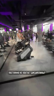 Интерьер тренажёрного зала с беговыми дорожками и кардио‑тренажёрами, человек в кадре, акцент на тренировке и дисциплине.