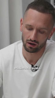 Крупный план мужчины в белой футболке, говорящий на камеру; превью-кадр для поста о сервисе VkService и продвижении ВКонтакте.