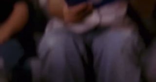 Размытый крупный план рук ребёнка с игрушкой на коленях — эмоциональный фрагмент из сериала, передающий бытовую усталость и напряжение.