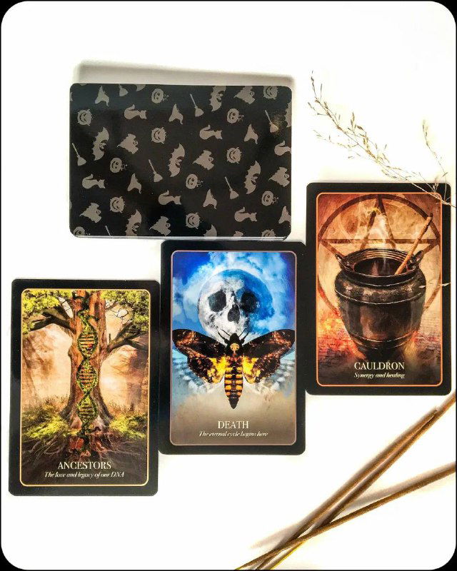 Тёмная эстетическая композиция из трёх крупных карт на светлом фоне: символичные изображения на переднем плане создают мистическое настроение.