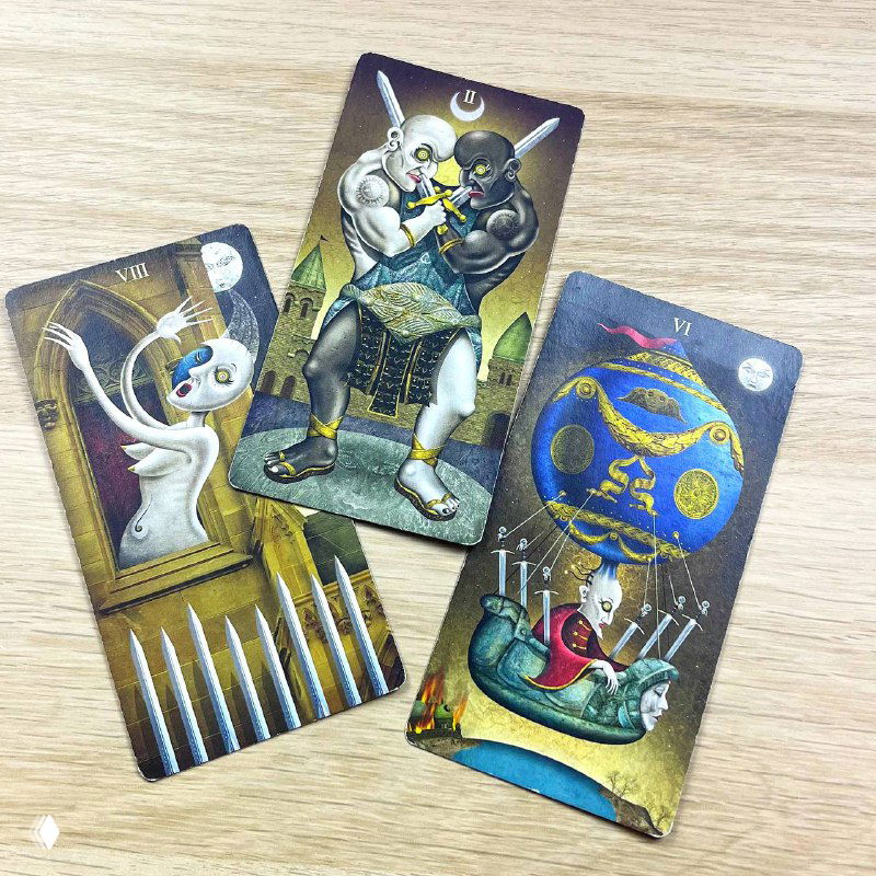 Несколько карт Таро, аккуратно разложенные на столе: фигуры, символы и предметы в богатой палитре и фантастическом стиле