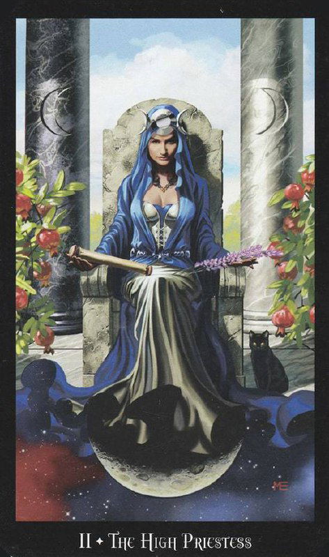 Карта Жрица на светлом фоне: женщина в синем, заметна символика колонн, лунные знаки и холодная эмоциональная палитра на иллюстрации.