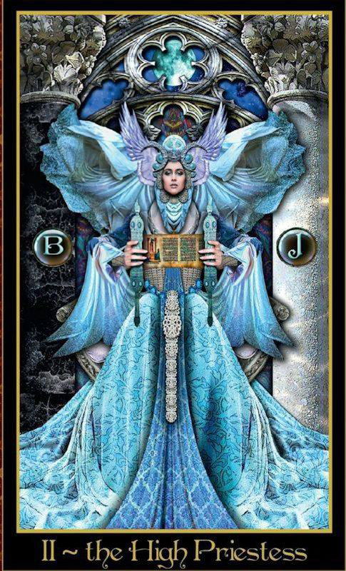 Декоративная карта Жрица с голубыми оттенками, фигура в церемониальном платье держит книгу и окружена растительными мотивами и символами мудрости.