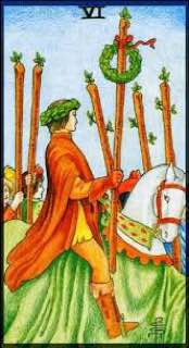 Изображение карты Таро «6 Жезлов»: всадник с шестом на белом коне, венок победителя и люди на заднем плане — символ общественной победы и признания.