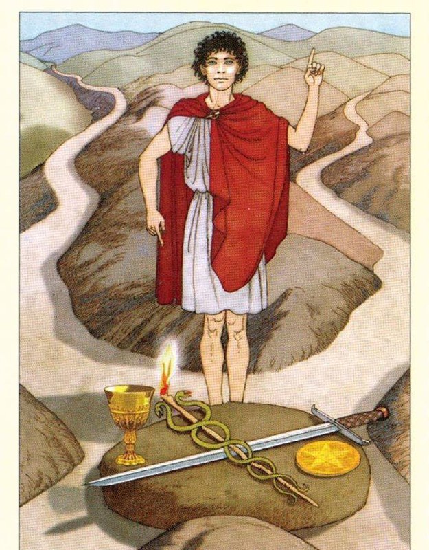 Изображение карты Таро «Маг» в другой колоде: молодой персонаж на фоне дорог, символы мастей и архетипическая энергетика пути и выбора.