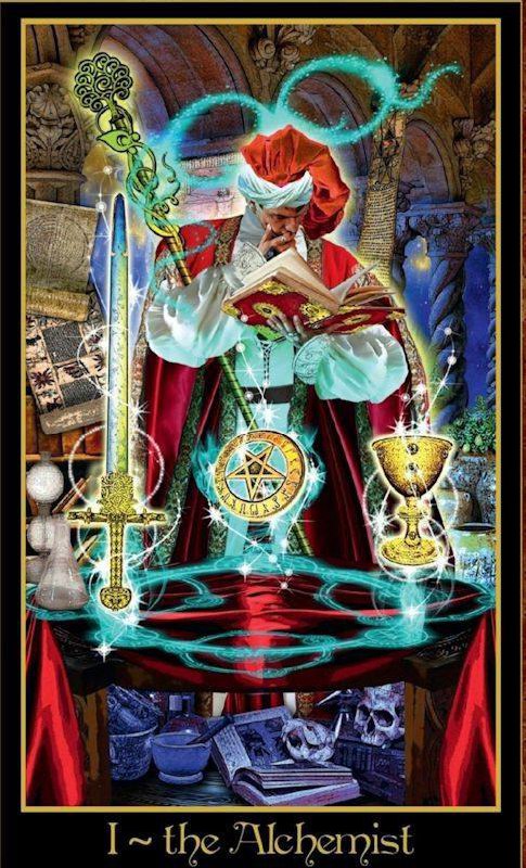 Коллажная иллюстрация карты Маг с алхимическими атрибутами: книга, циркуль, светящиеся символы, символизм преобразования и творческой силы.