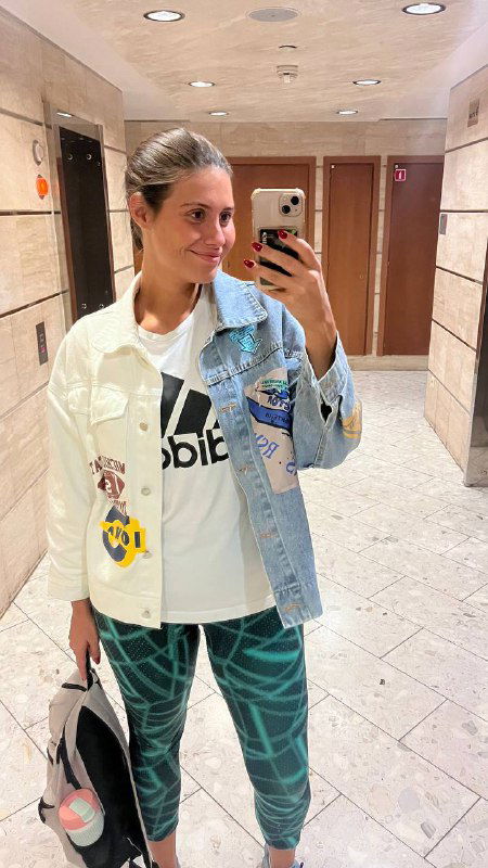 Полнофигурное селфи автора в коридоре: куртка с рисунком, белая футболка Adidas и зелёные брюки; анонс разбора колоды.