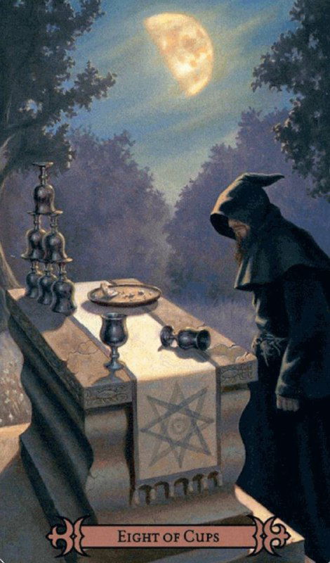 Темная версия «8 Кубков»: в капюшоне на балконе карта с кубком и луной — атмосфера созерцания и осознанного ухода от привычного.