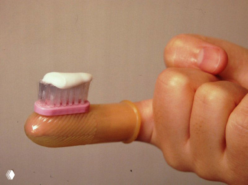 Пальцевый мини-зубная щётка с каплей пасты на кончике пальца — крошечное и комичное изобретение, характерное для Шута.