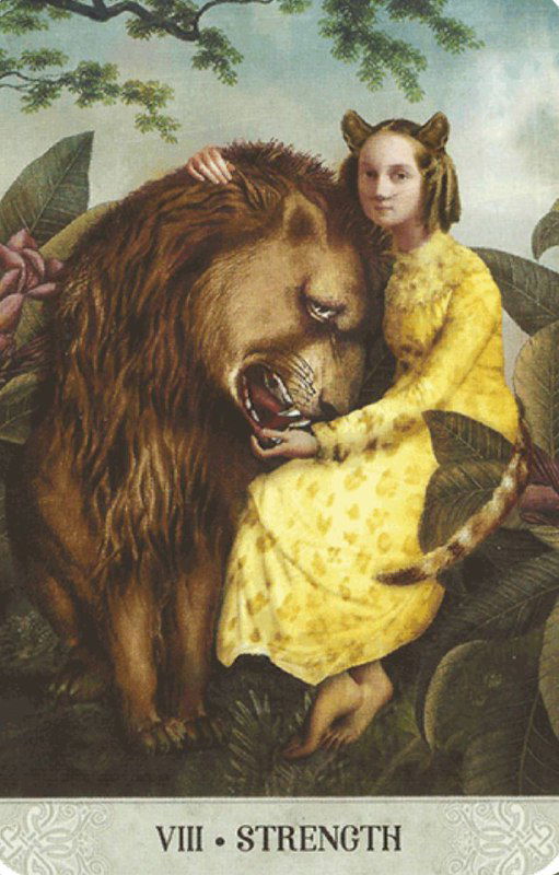 Художественная карта «Сила»: девушка в жёлтом платье рядом с львом, подчеркивающая заботу, уважение и гармонию между началами.