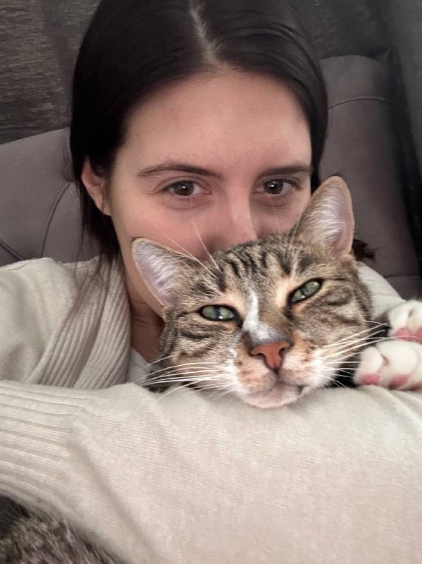 Крупный план селфи автора и её полосатого кота, видна морда кота и часть лица человека, уютная домашняя сцена