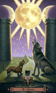 Изображение карты «Луна»: волк воет у кромки воды, рядом низкое животное, на заднем плане большая луна и символические эмблемы аркана.