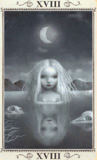 Монохромная карта «Луна»: бледная женская фигура в воде отражается под полумесяцем, вокруг присутствуют загадочные глаза и туманные контуры.