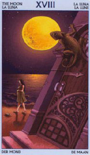 Колоритная карта Таро «Луна»: луна над морем, человек у берега и архитектурные детали на переднем плане, тёплые оттенки ночи.