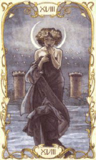 Элегантная карта «Луна»: молодая женщина на фоне луны и двух башен, вокруг морской фон и декоративные детали колоды.