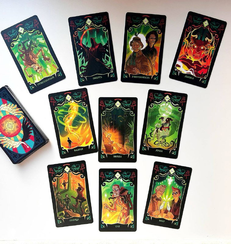 Разложенные карты «Good Omens» на светлом фоне: отдельные арканы с комическими и философскими образами, сочетание фэнтези и юмора.