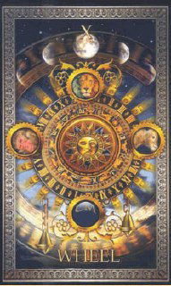 Детальная карточная иллюстрация Колеса Фортуны с астрологическими символами и узорами, подчёркивающая тему судьбы и циклов жизни в Таро.