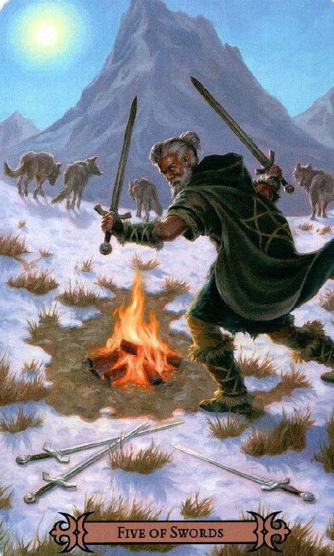 Иллюстрация карты «Пятёрка Мечей»: мужчина у костра с поднятыми мечами, вокруг снежный ландшафт и ощущение обороны или победы ценой потерь.