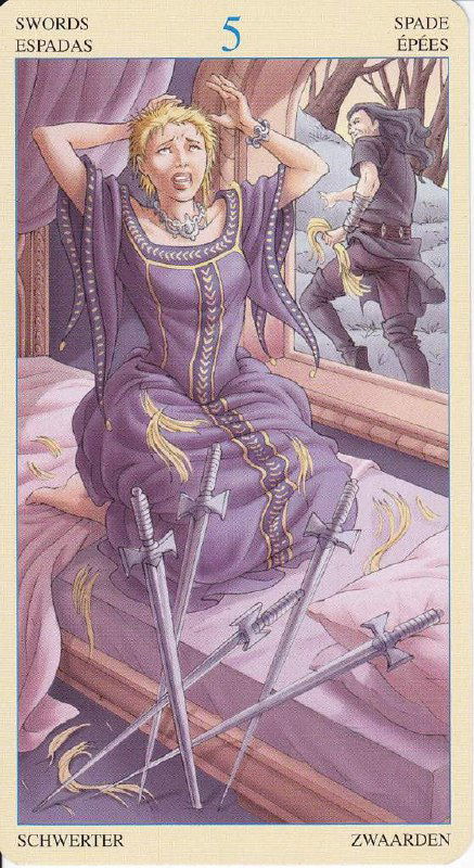 Карта Таро «Пятёрка Мечей»: женщина выглядит ошеломлённой и окружённой мечами, на заднем плане видны фигуры — тема поражения и трения.