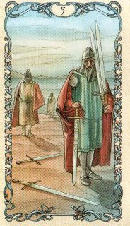 Арт-карта «Пятёрка Мечей»: двое мужчин на берегу, один держит мечи, другой уходит вдаль — образ отступления и сомнительной победы.