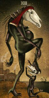 Сюрреалистическая интерпретация: антропоморфная фигура с черепом лошади, странные формы и городской фон — мрачно-абсурдный стиль аркана.