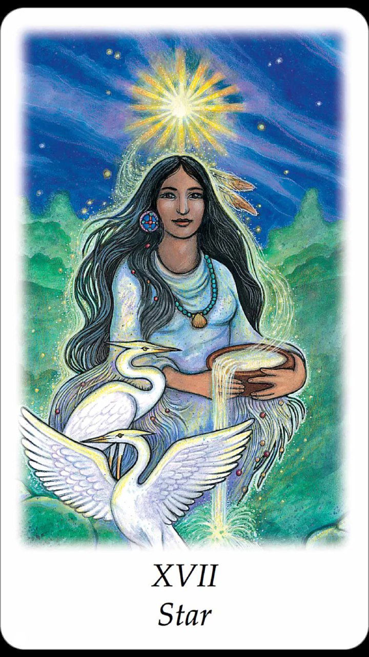 Иллюстрация аркана Звезда с образной женщиной в этно‑стиле, рядом белые птицы, она держит чашу и льёт воду, вверху сияет звезда.