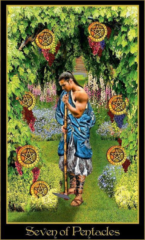 Альтернативная версия карты 7 Пентаклей: мужчина прислонился к посоху в цветущем саду, вокруг видны семь пентаклей — символ того, что труд дал результат, но оставил чувство неудовлетворённости.