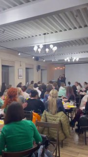 Общий план аудитории во время тренинга: участники сидят лицом к тренеру, заметна интенсивность и вовлечённость в процесс обучения.