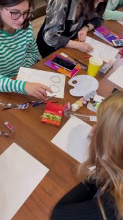 Рабочая группа за столом: участницы вырезают и оформляют наглядные элементы, творческая практическая сессия по техникам работы с целями.