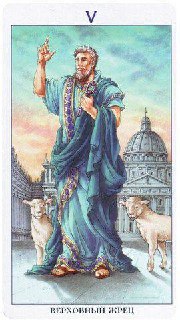 Архетипическое изображение аркана Жрец: стоящий священник в ритуальной одежде на фоне архитектуры, символы пастырства и устоявшихся норм.