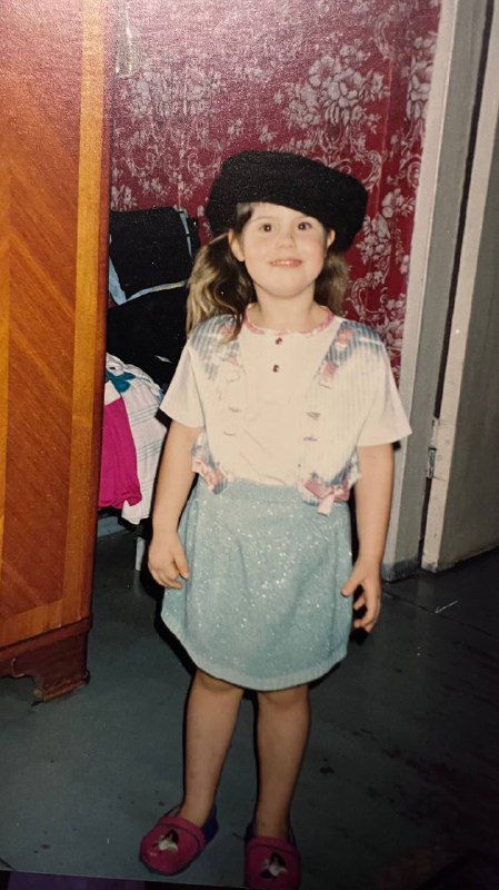 Фото маленькой девочки в берете и юбке в домашнем интерьере 90‑х — образ детства и одежды того времени в провинциальном городе.