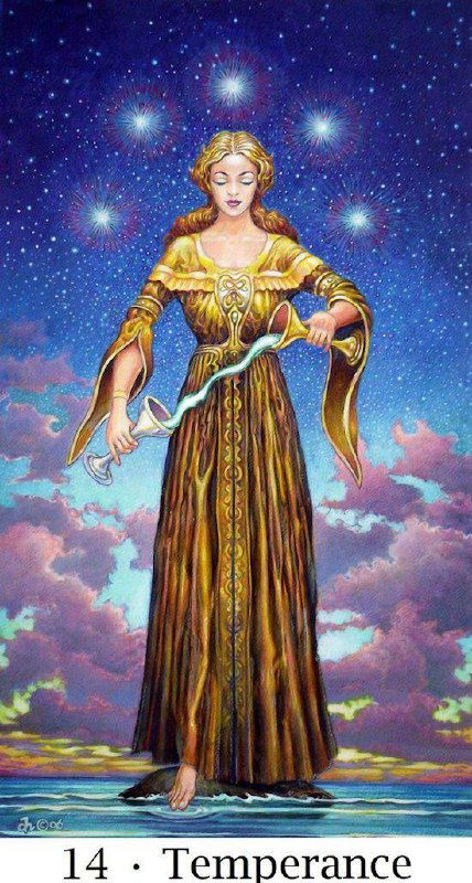 Карта «Умеренность»: женская фигура в золотом платье на звёздном фоне, смешение водных и воздушных символов как образ гармонии.