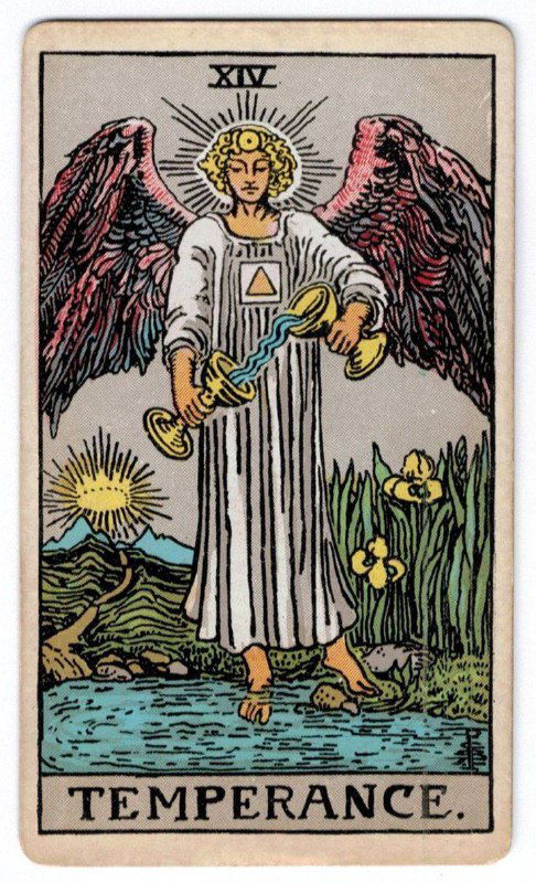 Карта Умеренность в стиле Райдера: ангел с кувшинами, переливание воды между ними, пейзаж с солнцем и ирисами — традиционный символ умеренности.