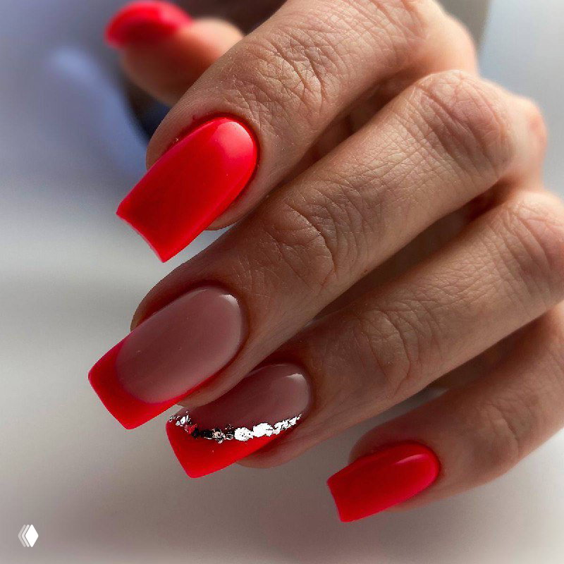 Матовый кораллово‑красный маникюр с нюдовым акцентом и тонкой серебряной полоской на одном ногте, современный и стильный вид.
