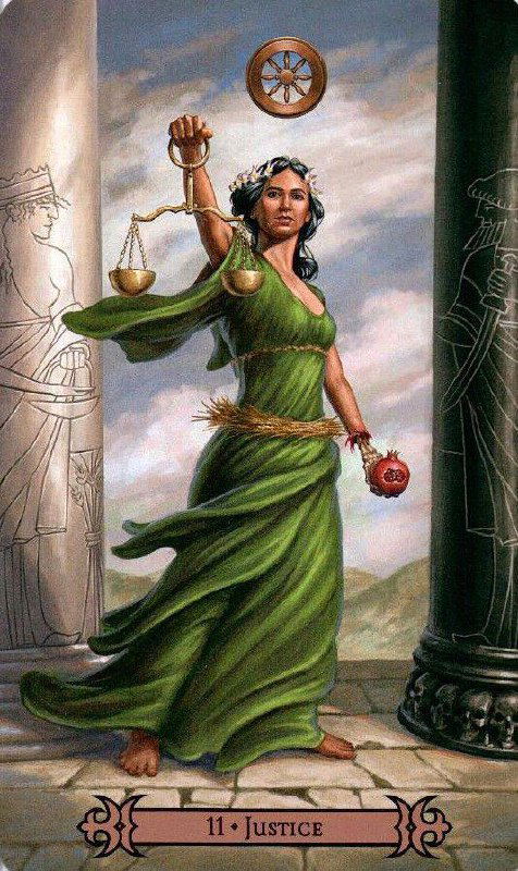 Драматическая живописная иллюстрация Справедливости: стоящая женщина в зелёном, весы в руке, круглая эмблема над головой, мягкая палитра.