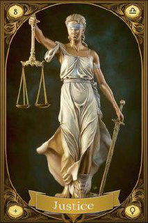 Неоклассическая скульптурная иллюстрация аркана Справедливость: фигура в драпировке с повязкой на глазах, весы и меч, мраморная эстетика.