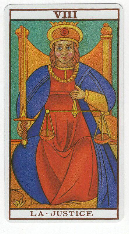 Альтернативная версия аркана с числом VIII: сидящая фигура с мечом и весами, упрощённые цвета и ретро-иллюстрация в стилизованном ключе.