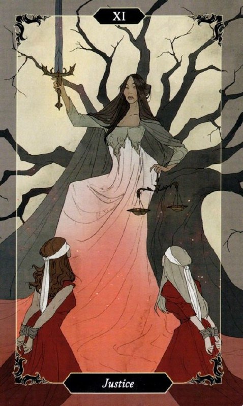 Художественное изображение аркана Справедливость: стоящая фигура с весами и мечом, две фигуры внизу и графическая, контрастная палитра.