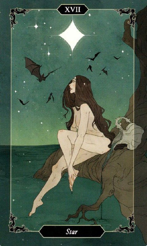 Современное изображение аркана «Звезда»: фигура женщины на скале у моря под звёздным небом, вокруг летят птицы/летучие мыши, акцент на мечтах.